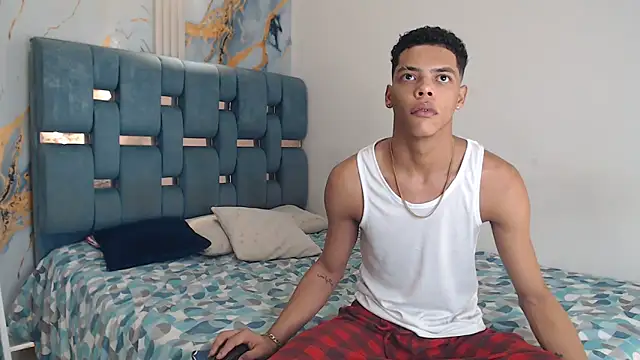 PRETTY FEM online show from April 5, 7:00 pm