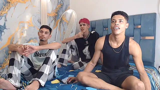 PRETTY FEM online show from May 7, 7:30 pm
