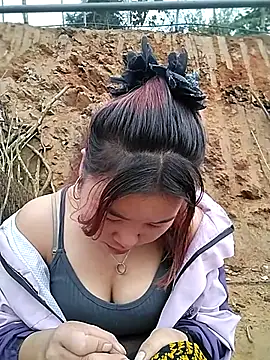 lylylove online show from February 24, 12:52 am