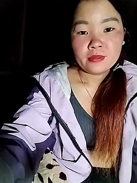 Snapshot of lylylove chatting on June 11, 12:32 am lylylove online show from June 11, 12:32 am