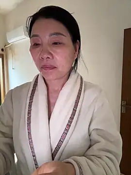 xiiuuff18 online show from March 31, 11:38 pm