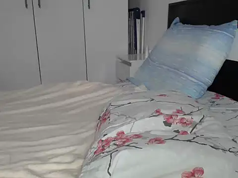 petite danielle online show from February 9, 10:19 am