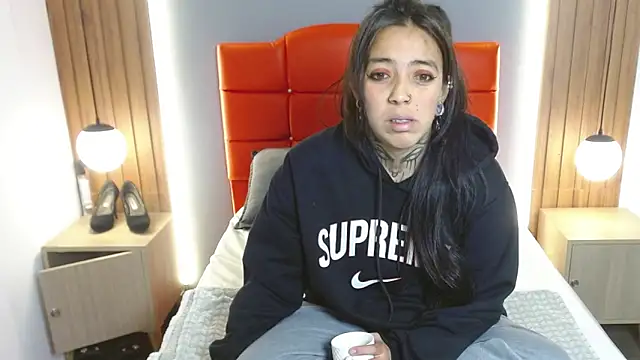 Snapshot of LiaMonroee_ chatting on February 17, 12:01 pm LiaMonroee online show from February 17, 12:01 pm