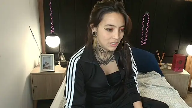 Snapshot of LiaMonroee_ chatting on April 6, 11:55 am LiaMonroee online show from April 6, 11:55 am