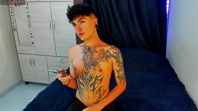 Snapshot of Dark_luckyyy chatting on October 23, 12:32 am Dark luckyyy online show from October 23, 12:32 am
