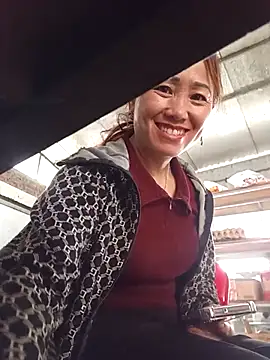 Snapshot of Fienjr chatting on April 2, 5:05 am Fienjr online show from April 2, 5:05 am