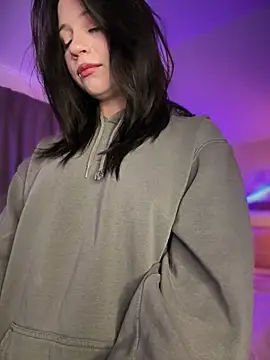 YourLittleDevil online show from April 17, 5:32 am