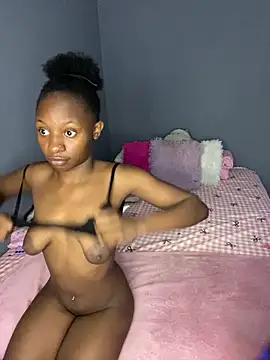 SexyPetitex25 online show from December 19, 5:47 am