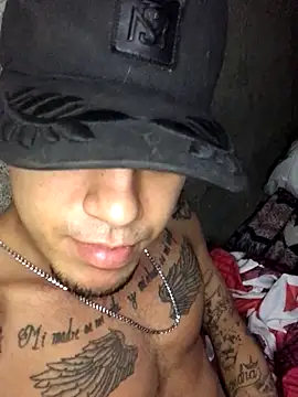 Snapshot of tattoos22 chatting on November 2, 10:12 pm tattoos22 online show from November 2, 10:12 pm