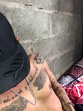 Snapshot of tattoos22 chatting on November 3, 11:55 am tattoos22 online show from November 3, 11:55 am