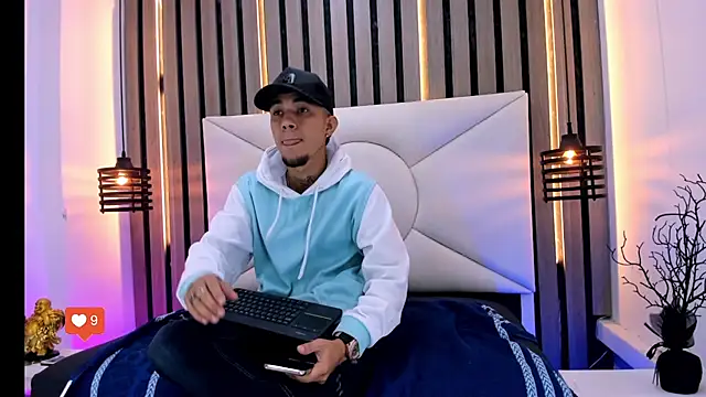 Snapshot of tattoos22 chatting on November 15, 1:07 pm tattoos22 online show from November 15, 1:07 pm