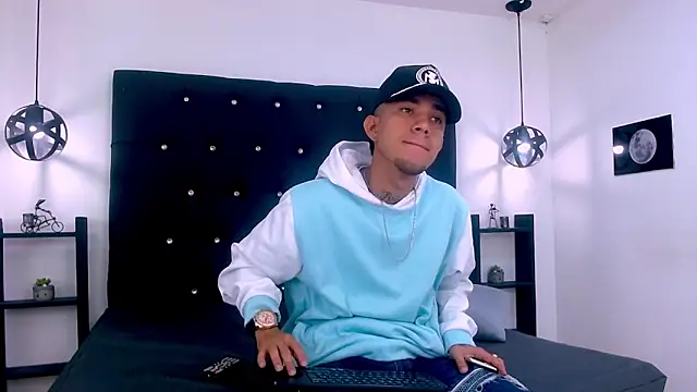 Snapshot of tattoos22 chatting on November 17, 12:22 pm tattoos22 online show from November 17, 12:22 pm