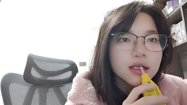 titty150150 online show from October 12, 3:33 pm