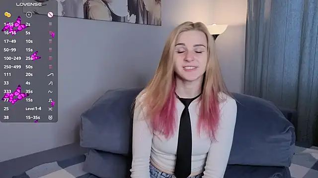 Snapshot of HelenMartines chatting on October 15, 10:15 am HelenMartines online show from October 15, 10:15 am