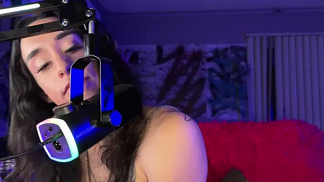 xoFrankie online show from April 7, 3:18 am