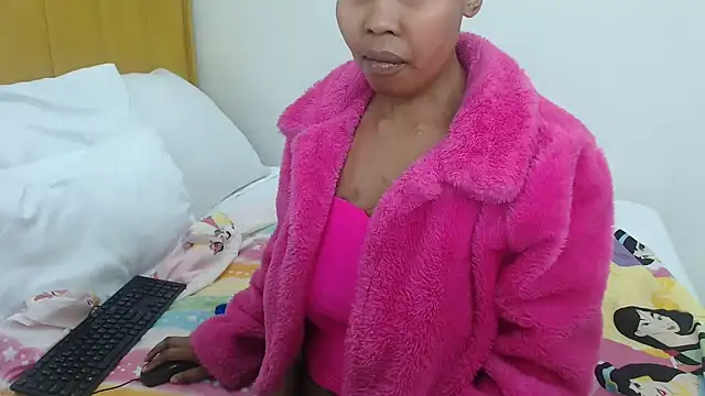 Snapshot of Bella_2025 chatting on December 1, 6:57 pm Bella 2025 online show from December 1, 6:57 pm