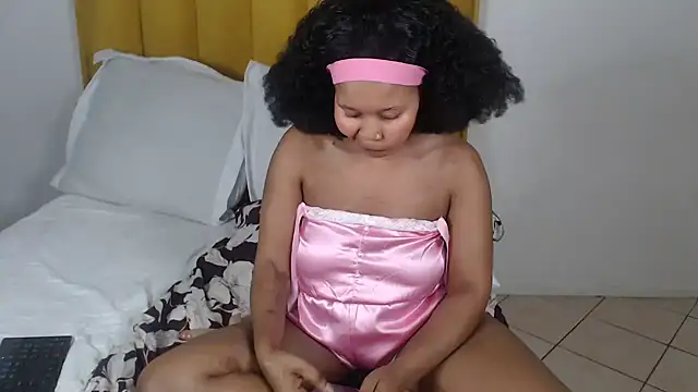 Snapshot of Bella_2025 chatting on January 7, 12:35 am Bella 2025 online show from January 7, 12:35 am