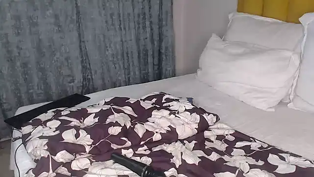 Snapshot of Bella_2025 chatting on February 23, 12:19 am Bella 2025 online show from February 23, 12:19 am