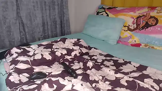 Snapshot of Bella_2025 chatting on March 2, 6:15 pm Bella 2025 online show from March 2, 6:15 pm