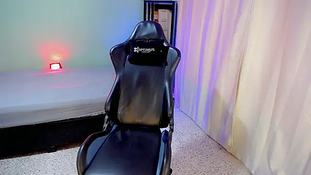 dilan hott  online show from October 6, 9:01 pm