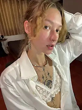 Snapshot of __grace__ chatting on February 5, 5:45 am grace online show from February 5, 5:45 am