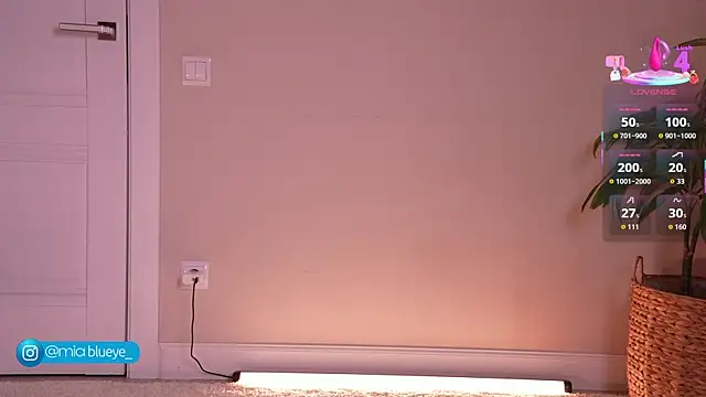 Miablueye online show from November 16, 2:33 pm