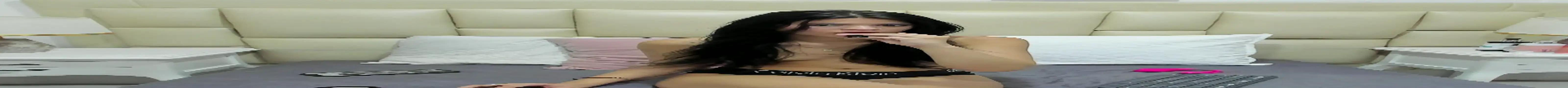 Snapshot of SkinnyGirl_28 chatting on October 18, 7:14 pm SkinnyGirl 28 online show from October 18, 7:14 pm