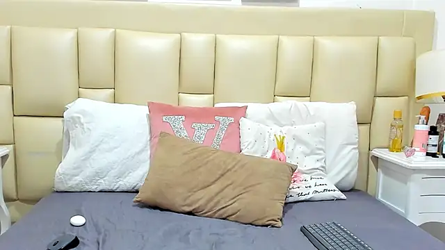 Snapshot of SkinnyGirl_28 chatting on November 13, 7:24 pm SkinnyGirl 28 online show from November 13, 7:24 pm