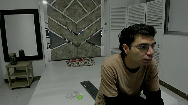 AronWilde online show from October 7, 5:37 am