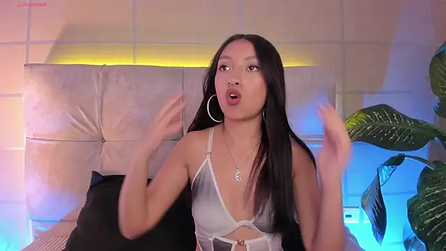 Snapshot of Luna_Moo_ chatting on October 11, 4:33 am Luna Moo online show from October 11, 4:33 am