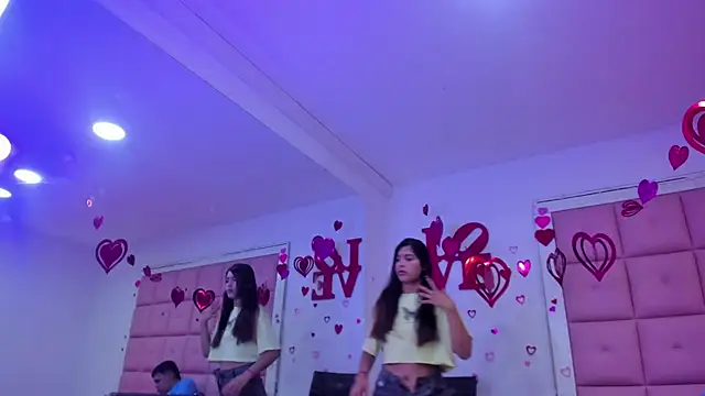 Snapshot of Aliss_Aron chatting on February 16, 12:01 pm Aliss Aron online show from February 16, 12:01 pm