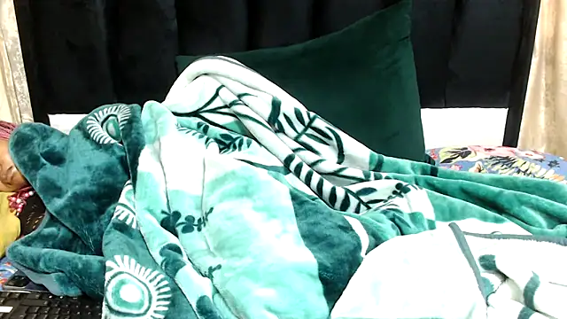 Hotsexyberry21 online show from November 3, 8:15 am