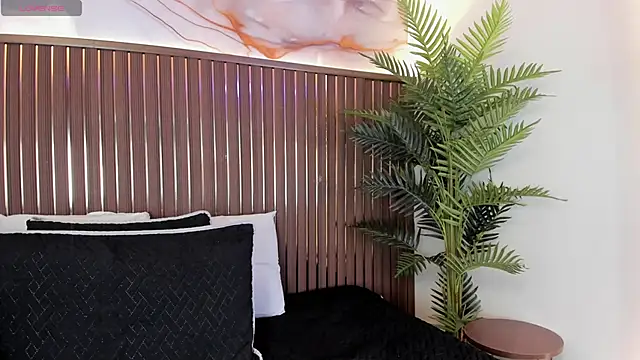 Snapshot of Roxie-NS chatting on April 2, 12:25 pm Roxie-NS online show from April 2, 12:25 pm