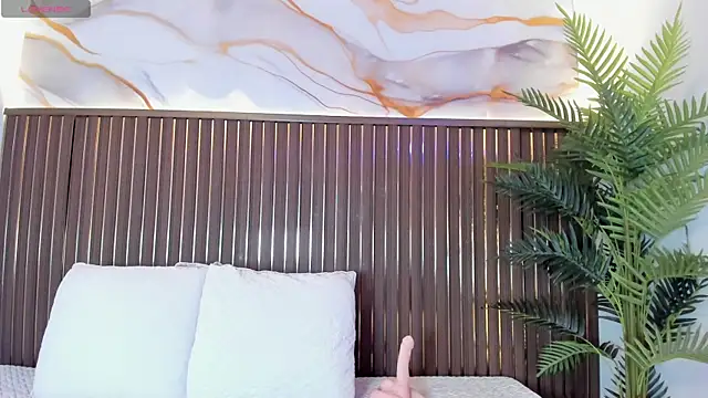 Snapshot of Roxie-NS chatting on April 6, 11:44 am Roxie-NS online show from April 6, 11:44 am