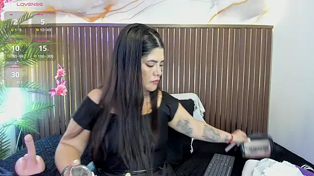 Snapshot of Roxie-NS chatting on April 11, 12:20 pm Roxie-NS online show from April 11, 12:20 pm