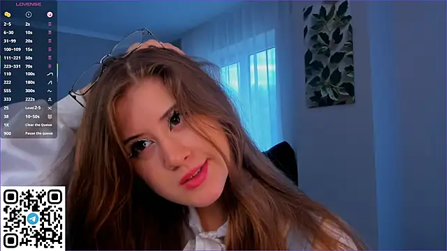 Snapshot of Orivienne chatting on September 19, 6:37 am Orivienne online show from September 19, 6:37 am