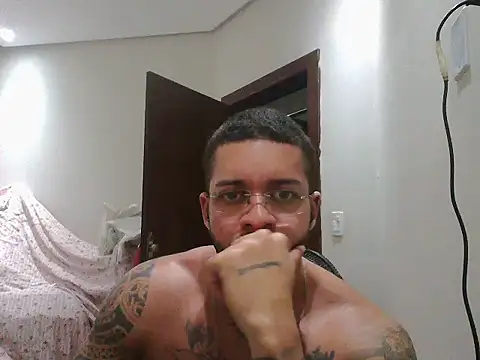 Snapshot of Mitt1993b chatting on October 30, 5:35 pm Mitt1993b online show from October 30, 5:35 pm