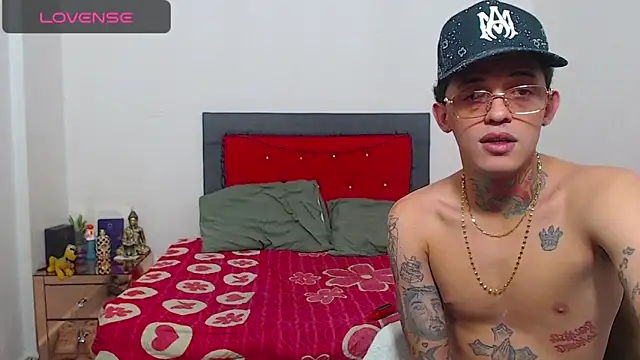 miawhithee online show from November 29, 9:18 pm