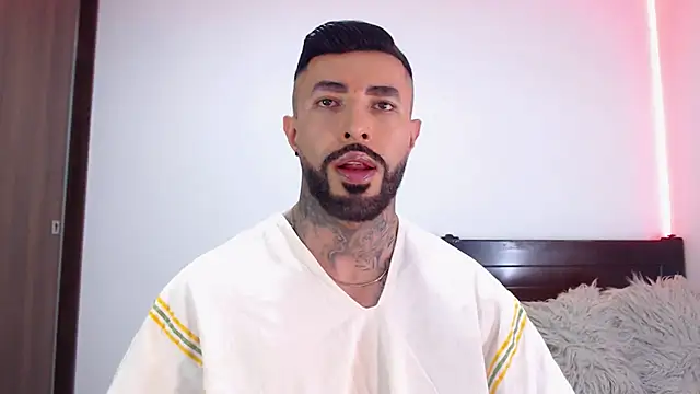 Snapshot of andrea_de_lucaa chatting on February 3, 4:10 am andrea de lucaa online show from February 3, 4:10 am