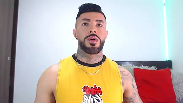 Snapshot of andrea_de_lucaa chatting on February 5, 8:35 pm andrea de lucaa online show from February 5, 8:35 pm