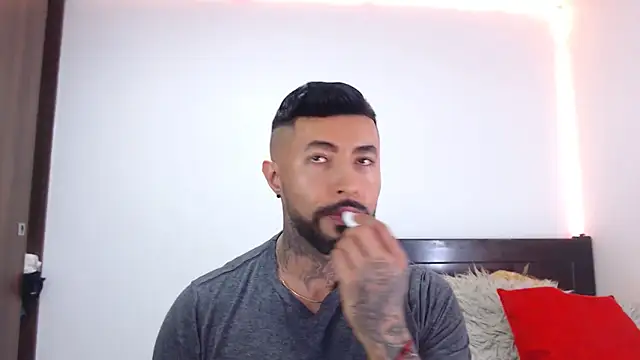 Snapshot of andrea_de_lucaa chatting on February 10, 3:43 am andrea de lucaa online show from February 10, 3:43 am