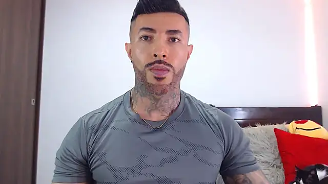 Snapshot of andrea_de_lucaa chatting on February 11, 3:44 am andrea de lucaa online show from February 11, 3:44 am