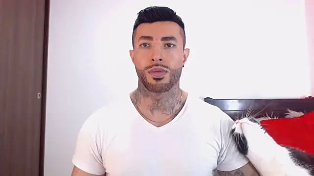 Snapshot of andrea_de_lucaa chatting on March 4, 2:50 am andrea de lucaa online show from March 4, 2:50 am