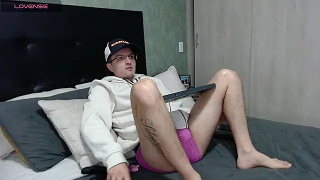 Snapshot of steve_hornyboy chatting on September 19, 12:23 am steve hornyboy online show from September 19, 12:23 am