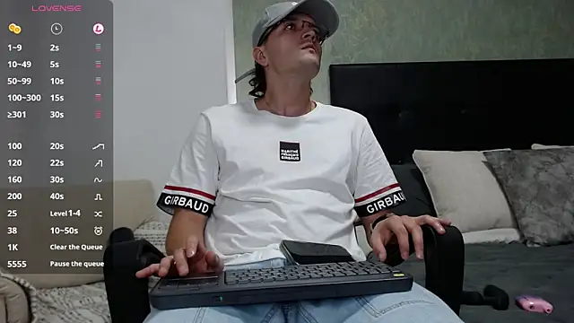 Snapshot of steve_hornyboy chatting on September 21, 12:01 am steve hornyboy online show from September 21, 12:01 am