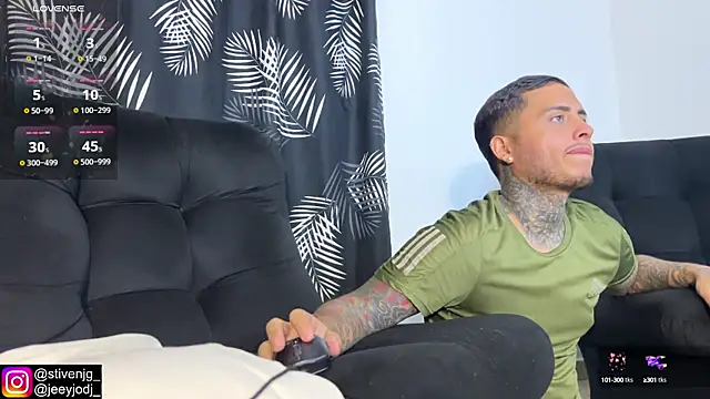 Snapshot of tattoguys_cums chatting on October 1, 5:13 am tattoguys cums online show from October 1, 5:13 am