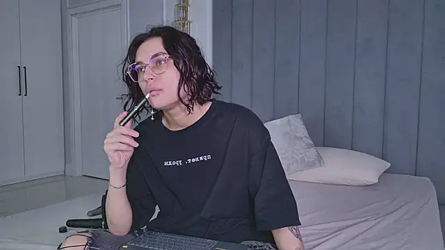 VioletAsh online show from May 22, 4:19 am