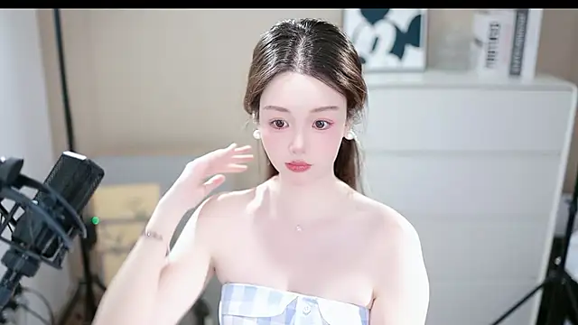 Snapshot of abbyli12 chatting on October 31, 1:01 pm abbyli12 online show from October 31, 1:01 pm