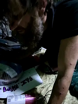 bearded cross online show from December 19, 5:47 am