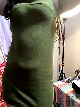 Snapshot of queenbuggi chatting on December 5, 11:08 am queenbuggi online show from December 5, 11:08 am